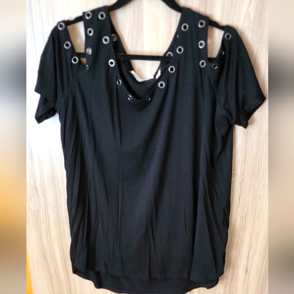 Cold-shoulder top